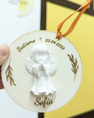 Anjo em gesso perfumado em placa de madeira