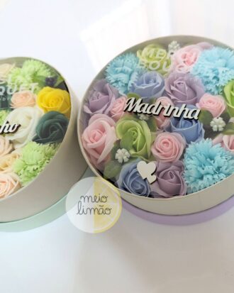 Caixa redonda de flores em sabão