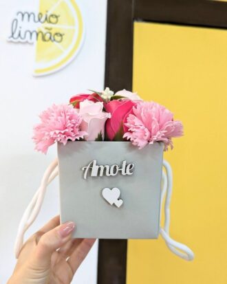 Caixa arranjo com flores de sabão