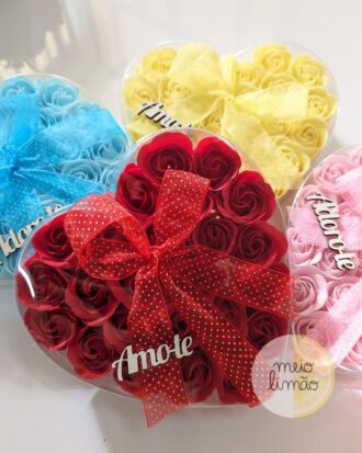 Caixa coração com 24 rosas em sabão