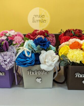 Caixa com arranjo de flores em sabão