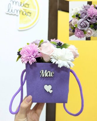 Caixa com arranjo de flores em sabão