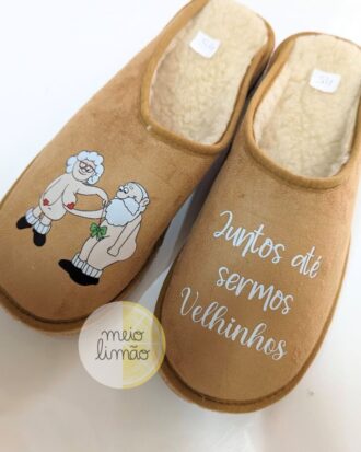 Pantufas e chinelos personalizados tom camel com pêlo interior – frase “Juntos até sermos velhinhos”