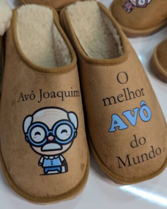 Chinelos / pantufas personalizadas tom camel com pêlo – “Melhor Avó/Avô do mundo” + nome