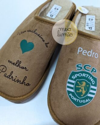 Chinelos/pantufas personalizados para namorado – “Uso exclusivo do melhor padrinho” + símbolo da equipa + nome