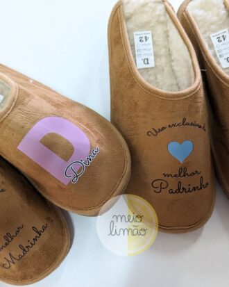 Chinelos / pantufas personalizadas tom camel com pêlo – “Uso exclusivo da melhor Madrinha / do melhor Padrinho” + nome