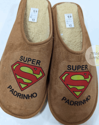 Chinelos/pantufas personalizados “Super Madrinha” / “Super Padrinho” – design herói + nome