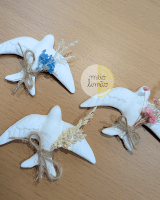 Andorinha em gesso perfumado com flores