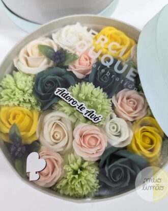 Caixa redonda de flores em sabão