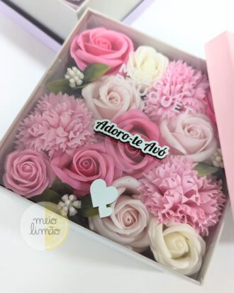 Caixa quadrada de flores em sabão