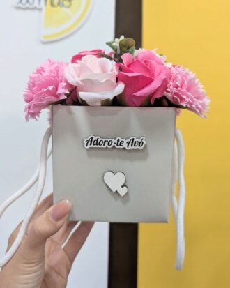Caixa com arranjo de flores em sabão