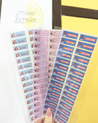 Etiqueta têxtil personalizada para roupa de criança com nome e design divertido