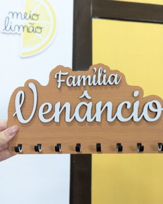 Chaveiro em madeira personalizado «Nome da Família»