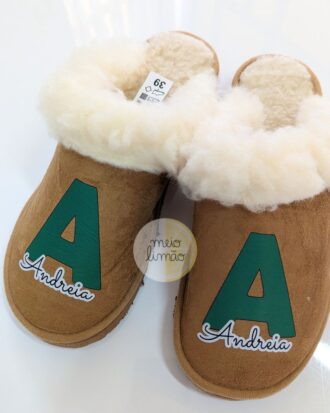 Chinelos/pantufas em tom camel com pêlo interior – personalização com inicial + cor à escolha