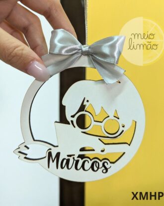 Pendente de Natal em madeira com tema mágico (fantasia) e nome personalizado