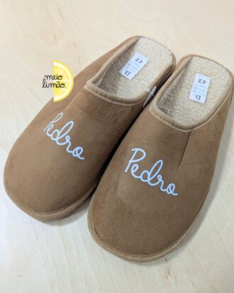 Chinelos / pantufas camel personalizados com nome a branco – elegância e conforto