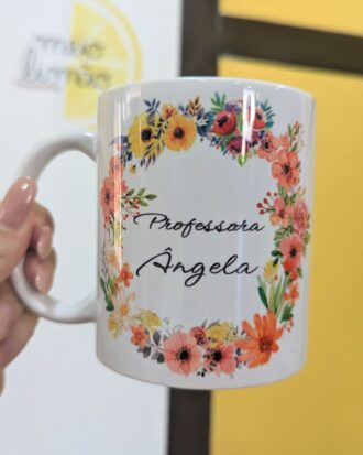 Caneca personalizada com flores e nome