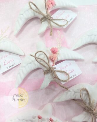 Andorinha em gesso perfumado com flores