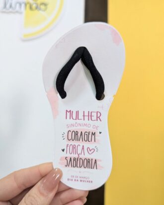 Chinelo de papel Dia da Mulher com elástico de cabelo