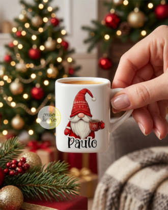 Chávena de Café Expresso Personalizada – Ilustração Gnomo de Natal com Nome | Lembrança Natalícia Divertida