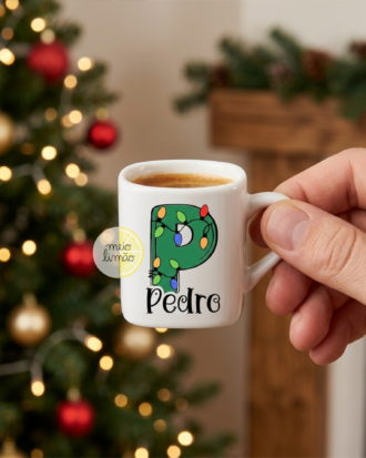 Chávena de Café Expresso Personalizada – Letra e Nome Natalícios com Luzes | Lembrança e Presente de Natal Exclusivo